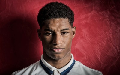 欧亿电竞热评-克鲁格进球后全队围抱他